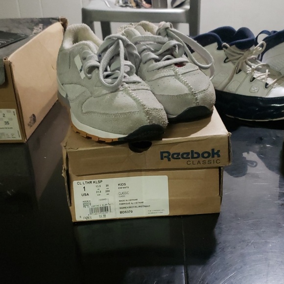 Reebok - Picture 2 of 4
